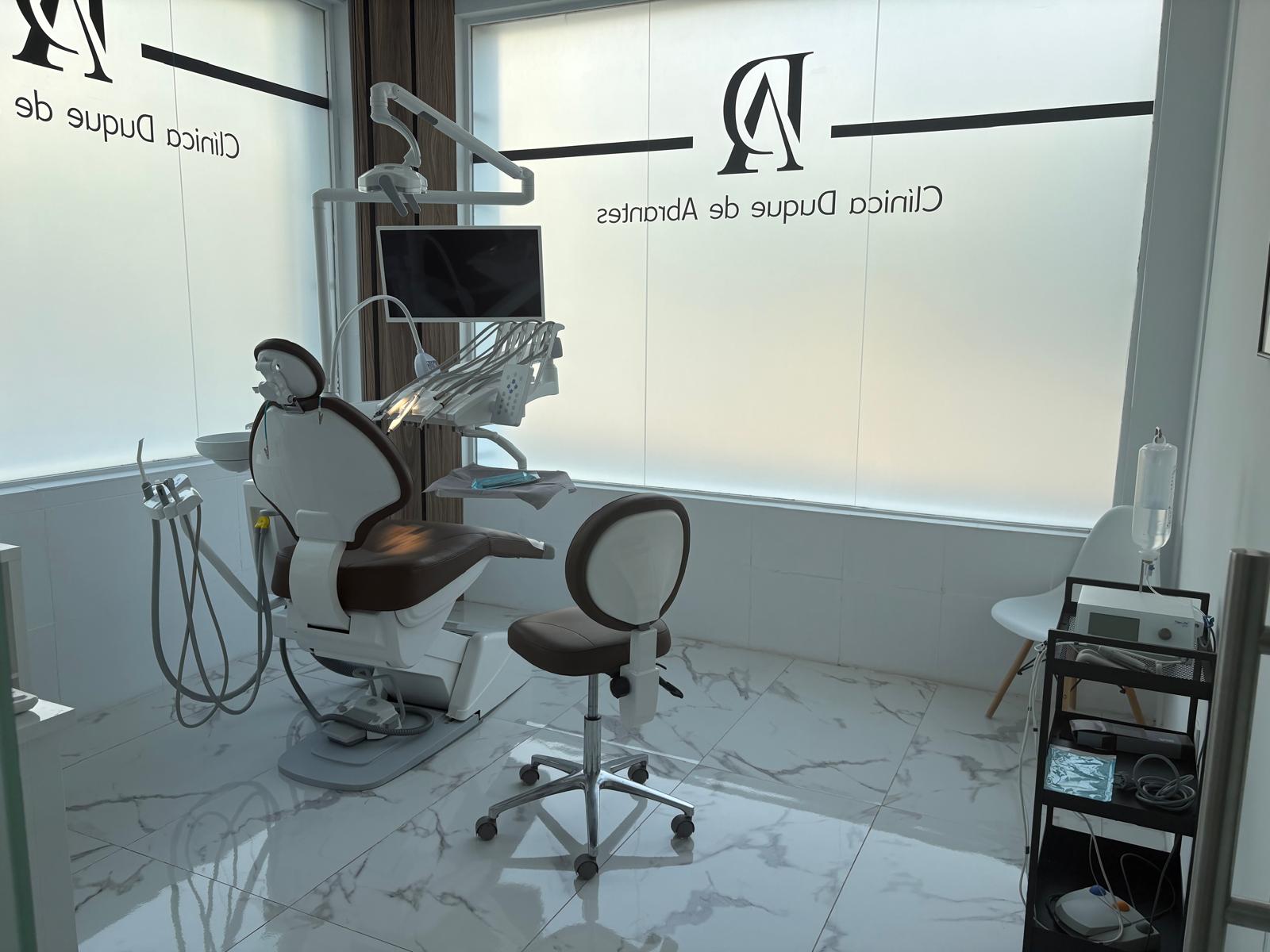 Gabinete dental digitalizado y sillón ergonómico