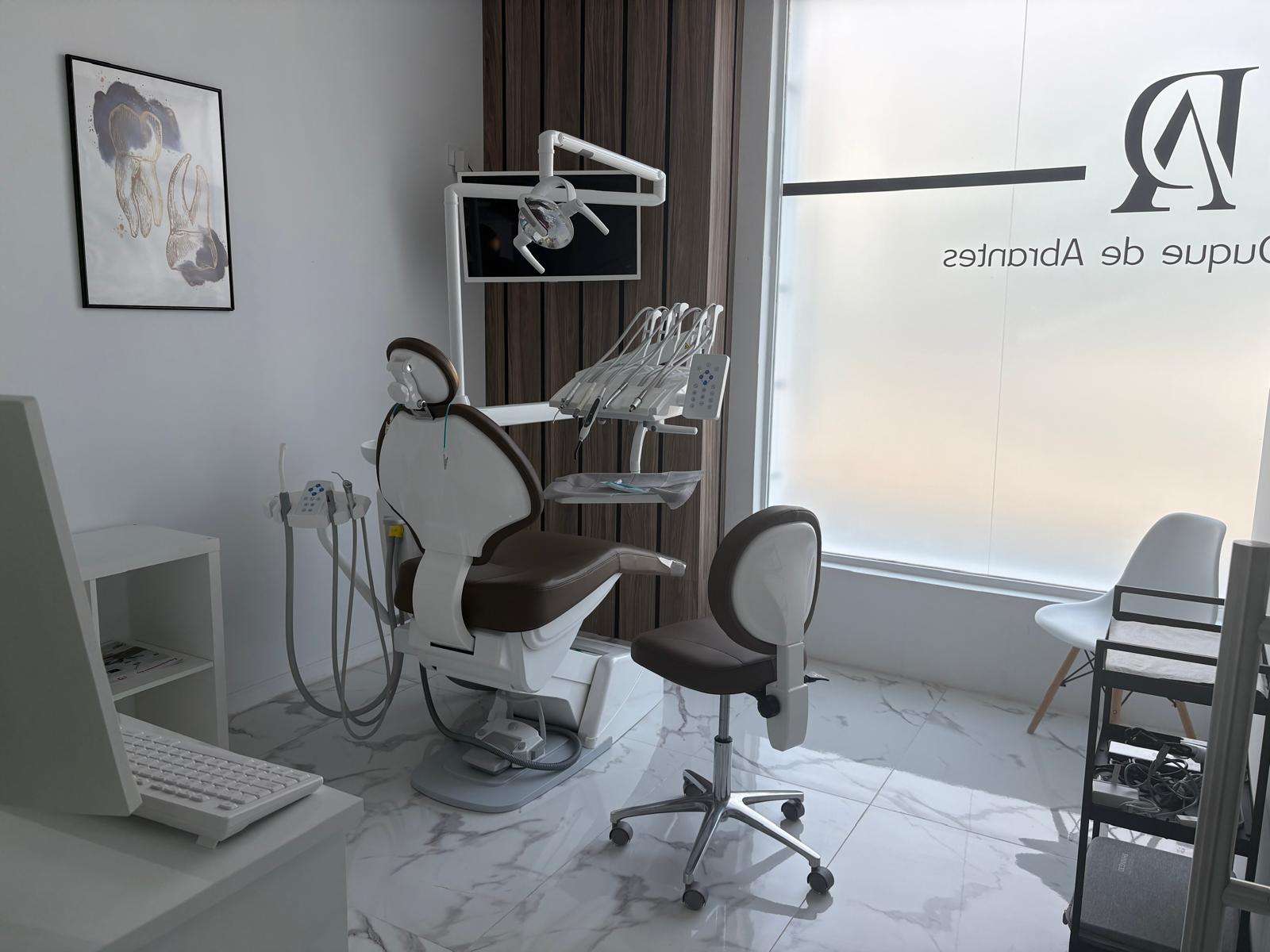 Gabinete dental equipado para cirugías e higiene