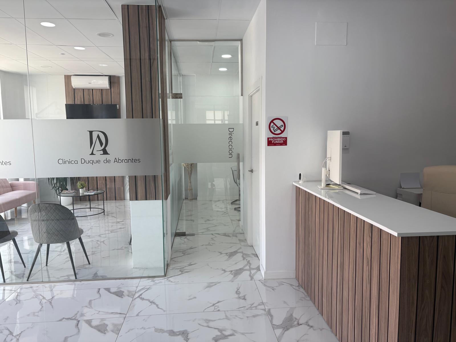 Pasillo y gabinetes de la clínica dental